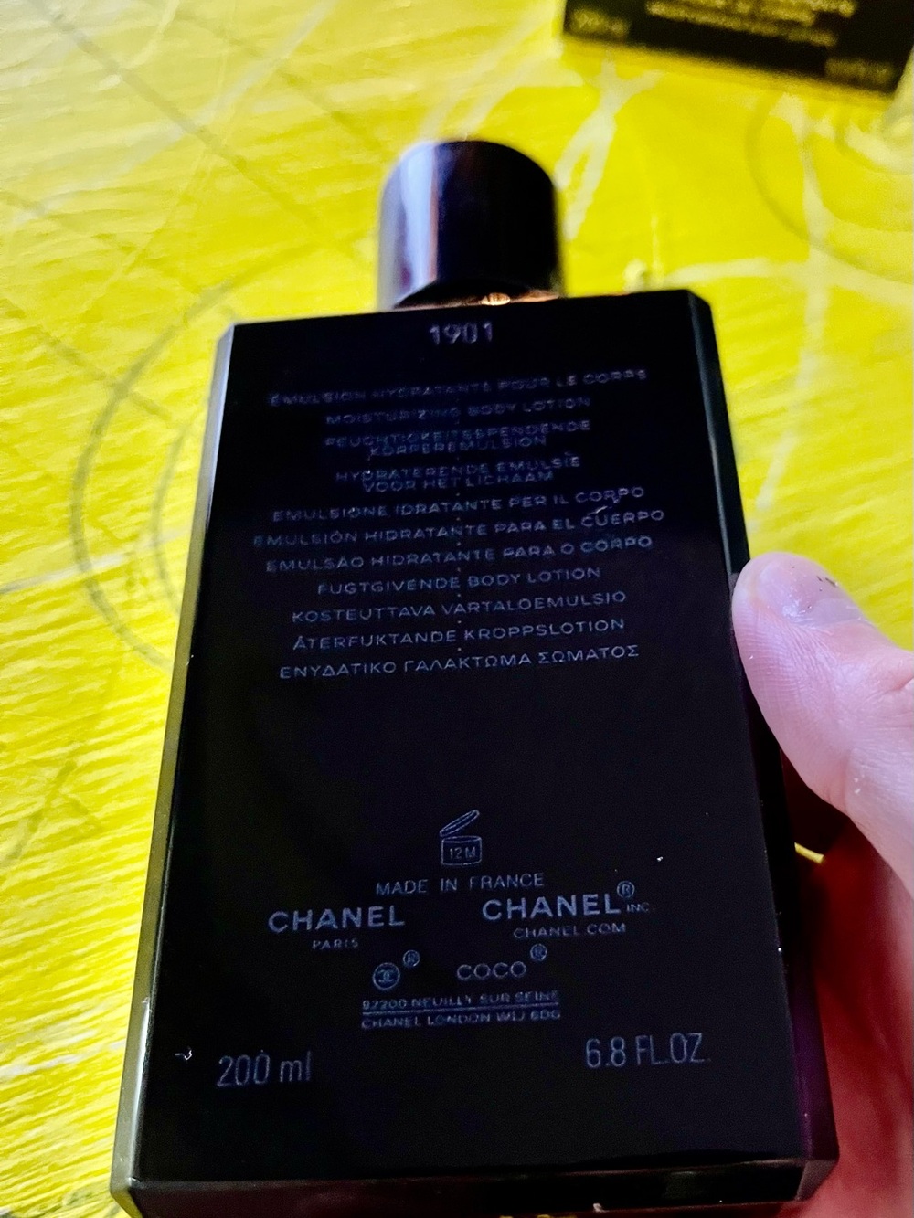 CHANEL Coco Noir Moisturizing Body Lotion - Black & Gold - Picture 4 of 8